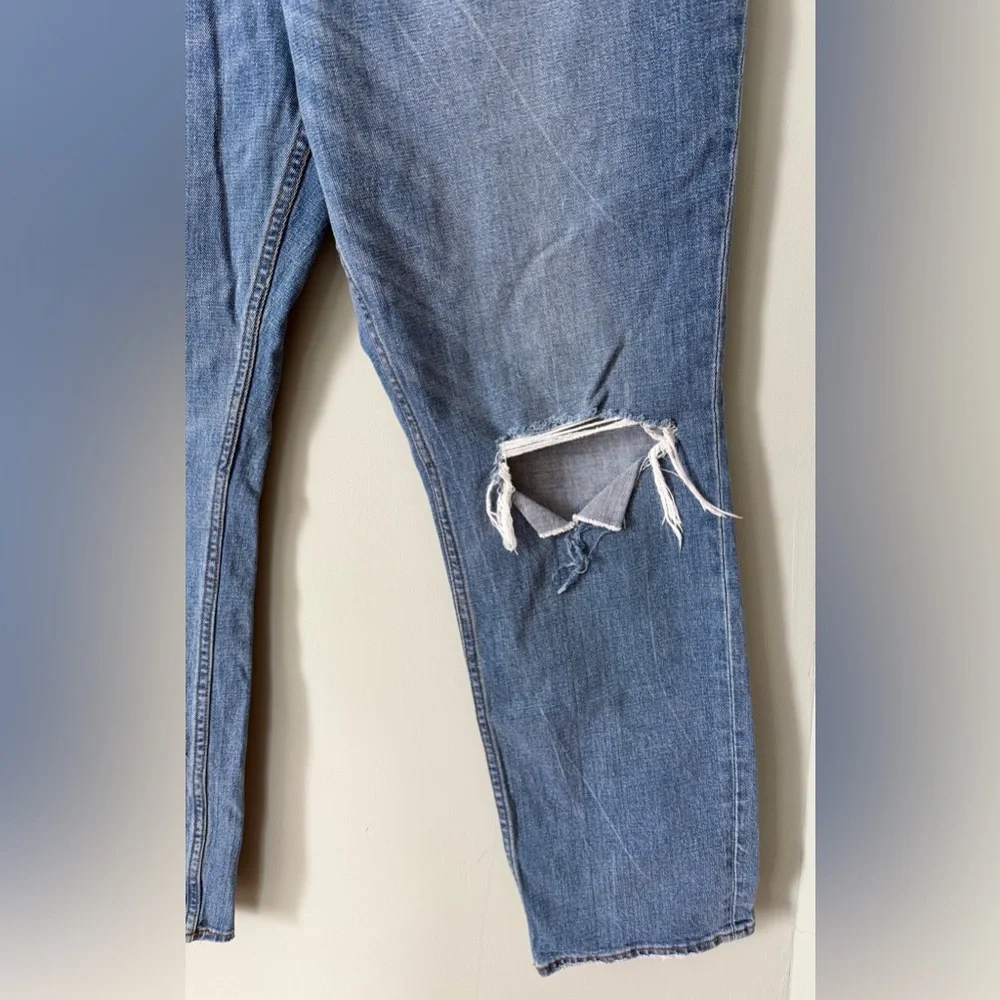 A&F 90s Slim Straight Leg Ultra High Rise Curve Love Distressed Blue Jeans 34/18